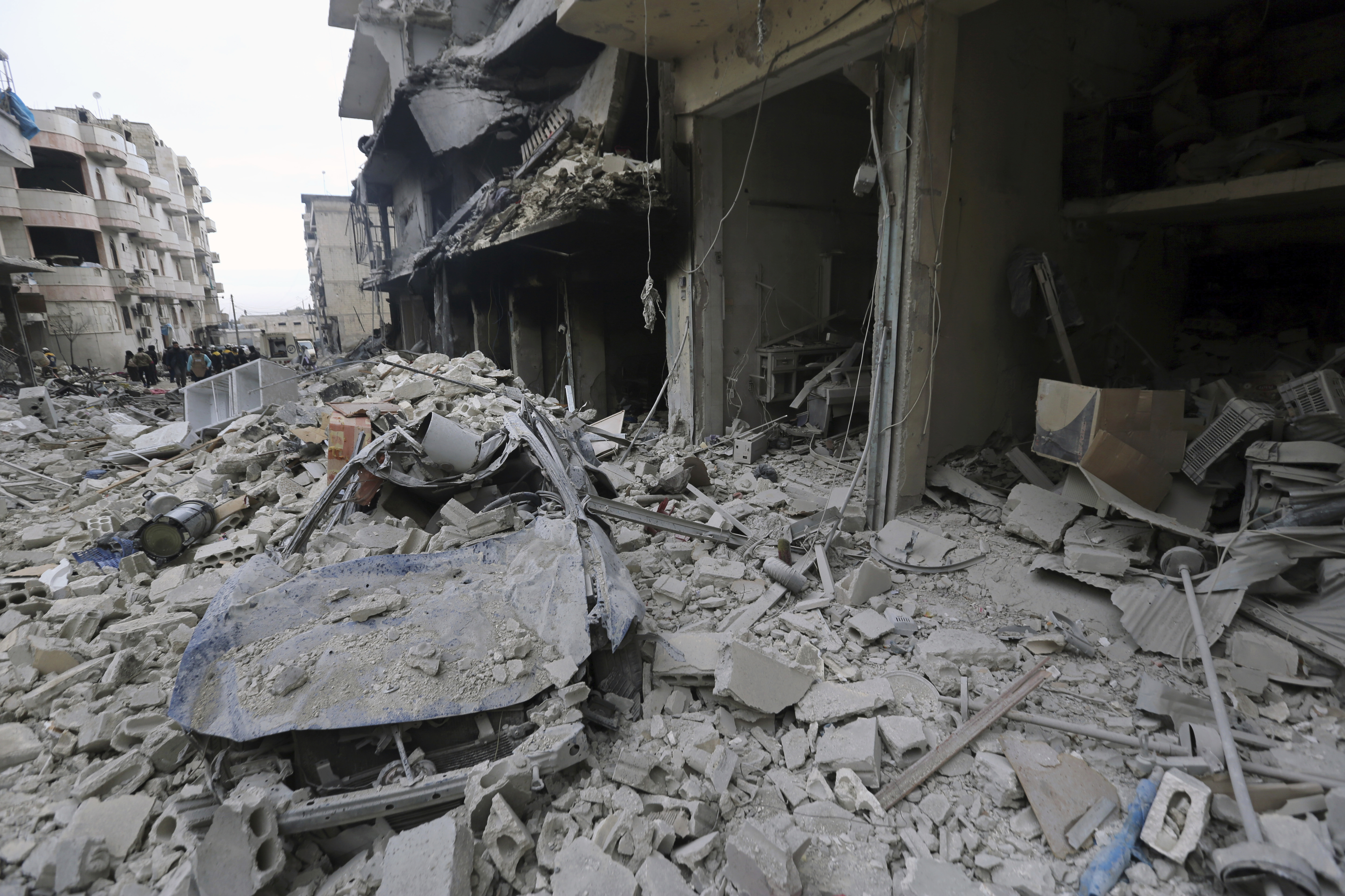 Warplanes kill 10, strike hospital in Syrian offensive