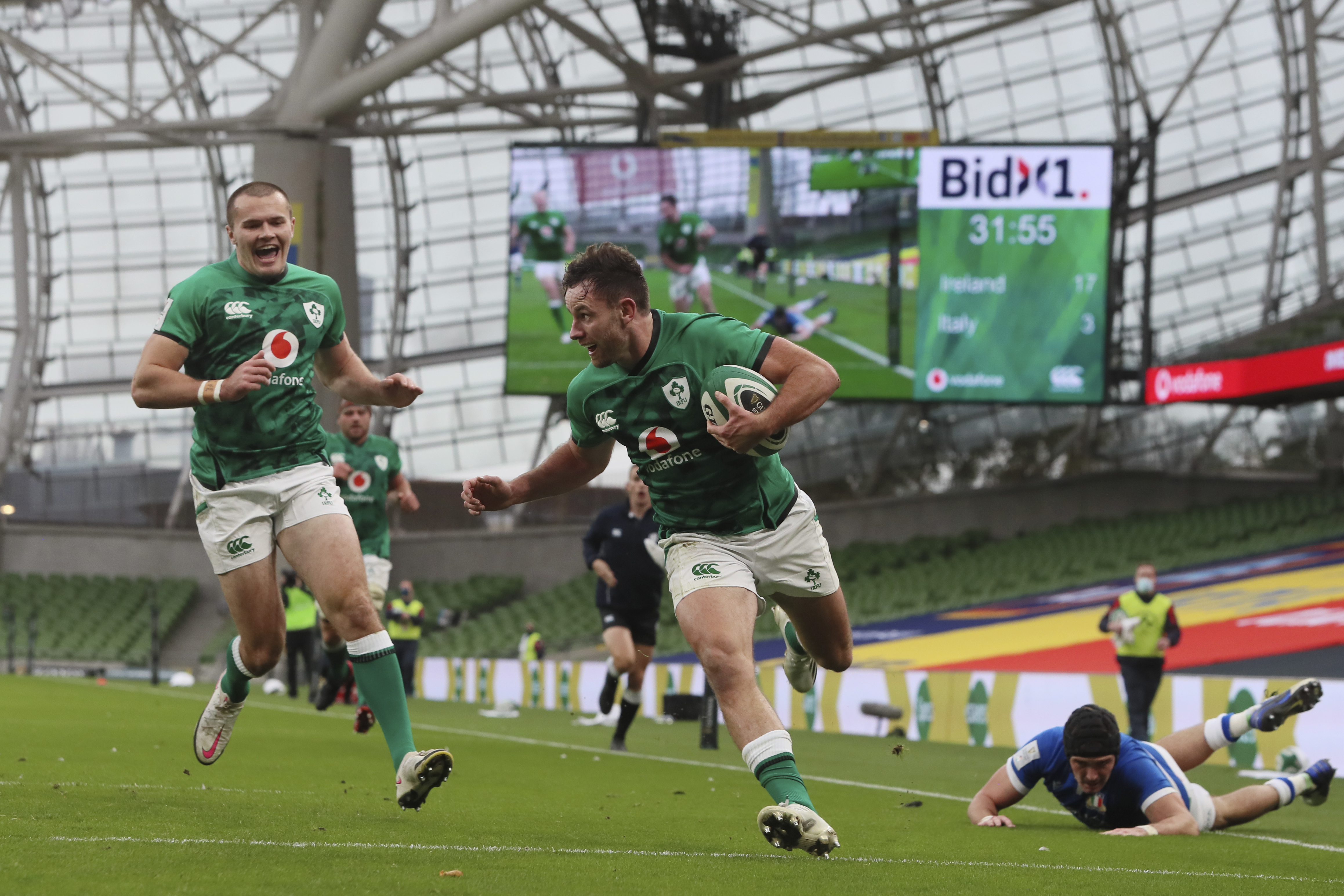 Ireland leads 6 Nations after dispatching Italy 50-17