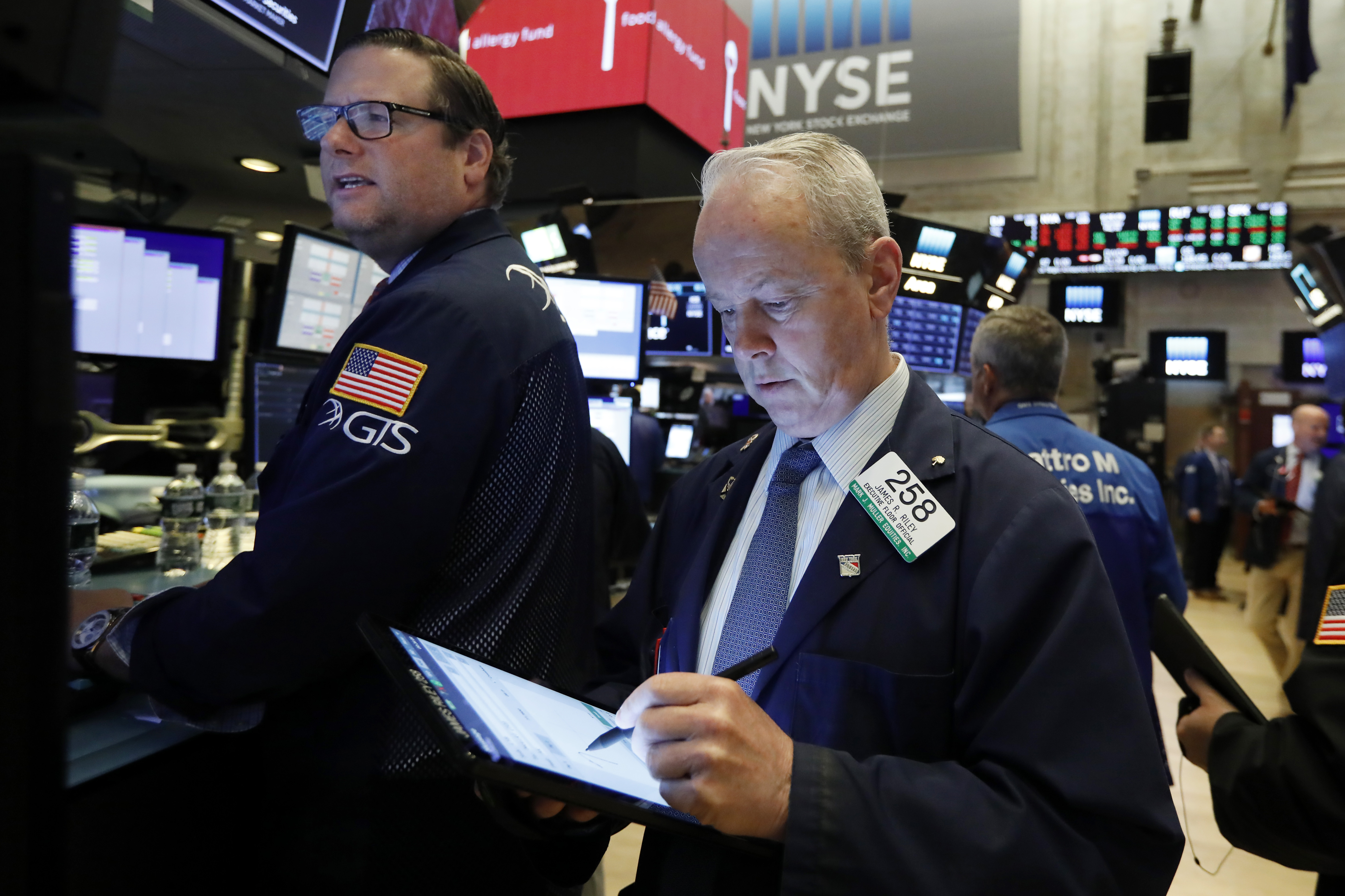 Stocks veer lower, led by drops in tech companies and banks