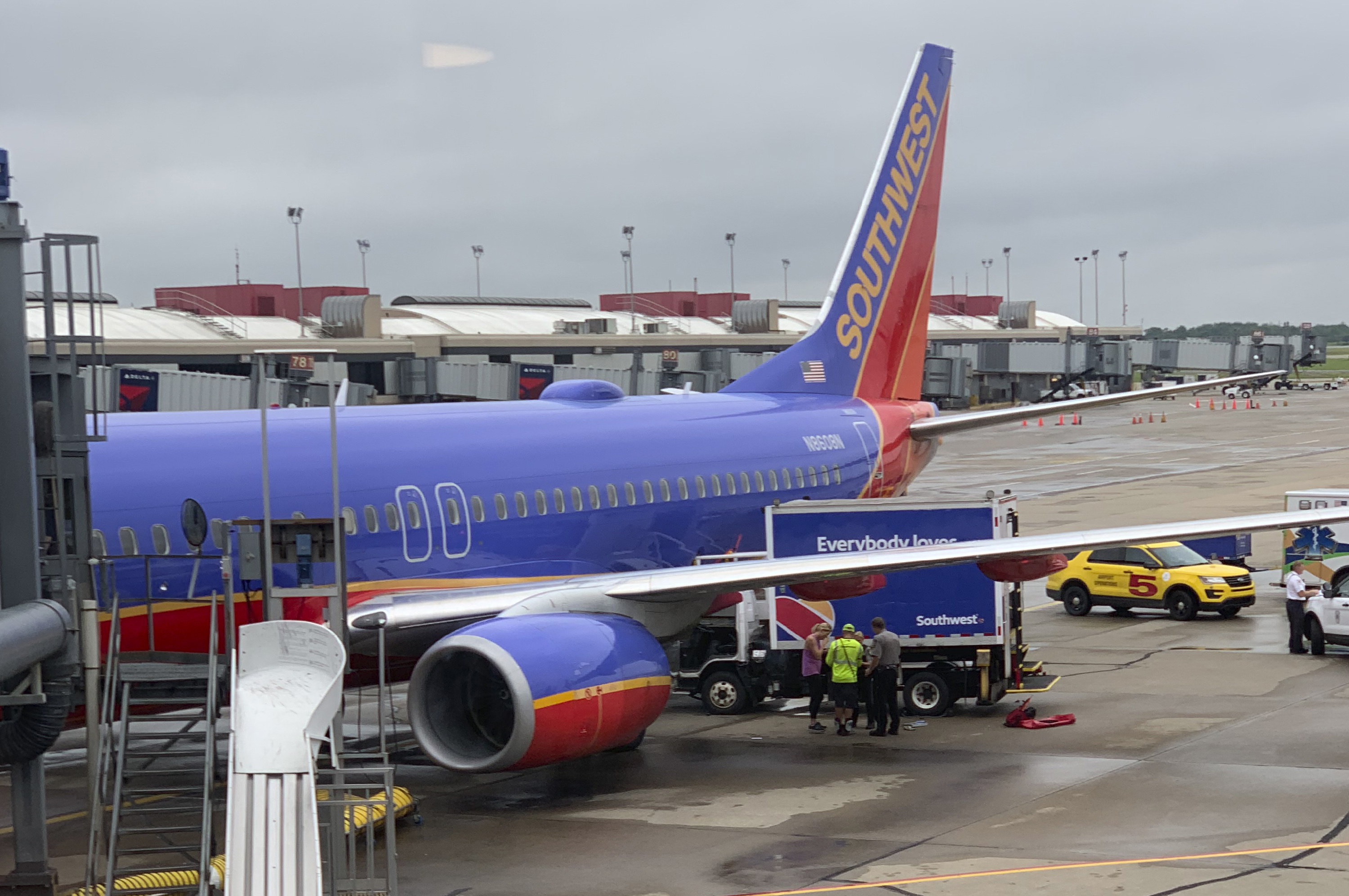 Truck hits parked plane at Pittsburgh Airport, worker hurt