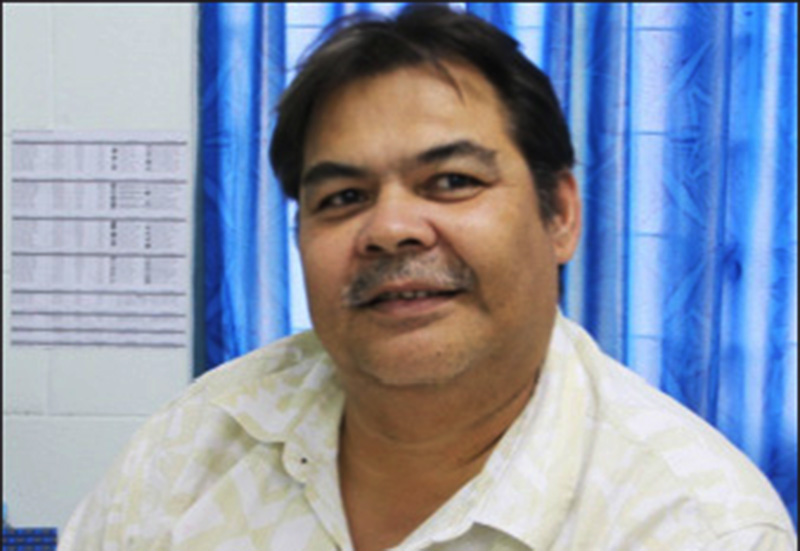 Aggressive in spotlight, Kaine charms donors in private