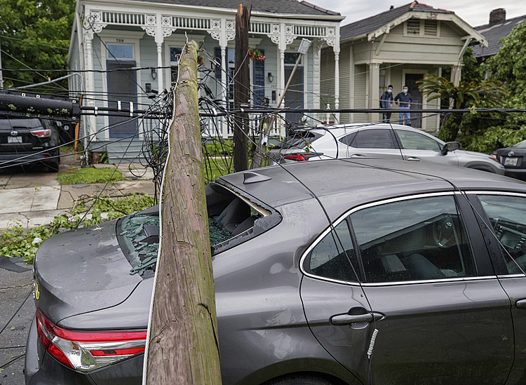 Tornado rips off roofs, knocks out power in New Orleans