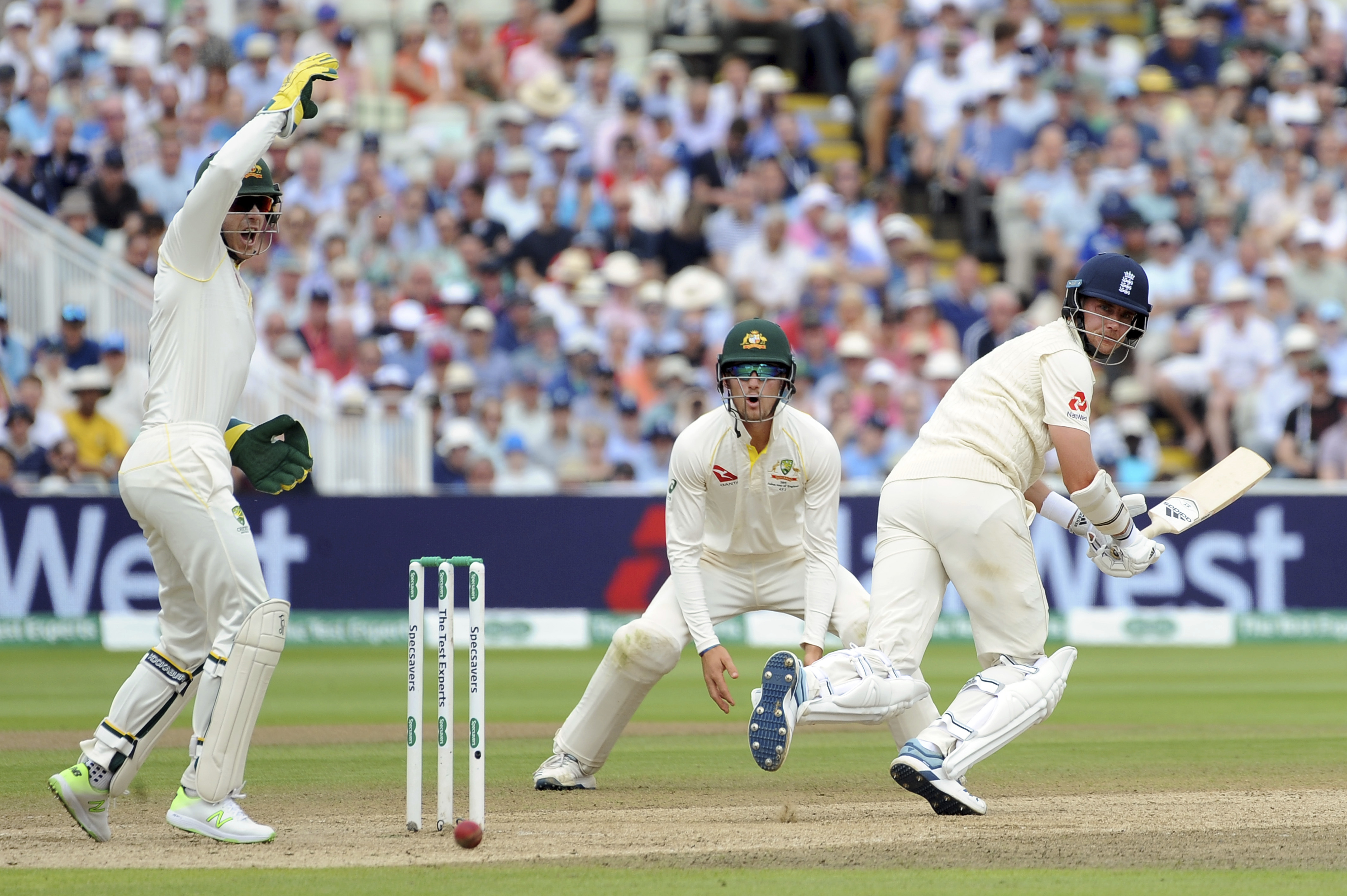 England leads Australia by 90 runs on 3rd day of Ashes test