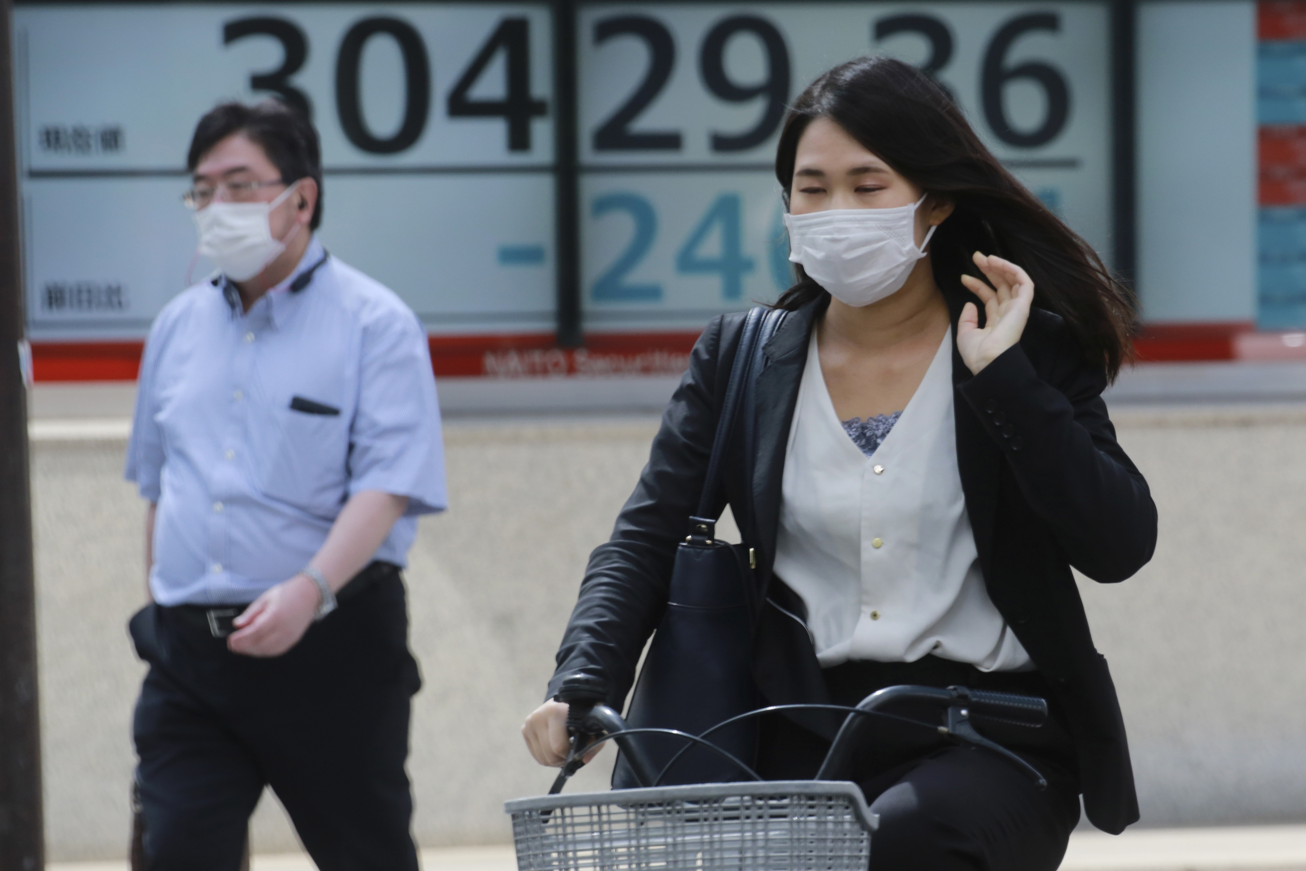 Asian stocks track Wall St decline as growth concerns weigh