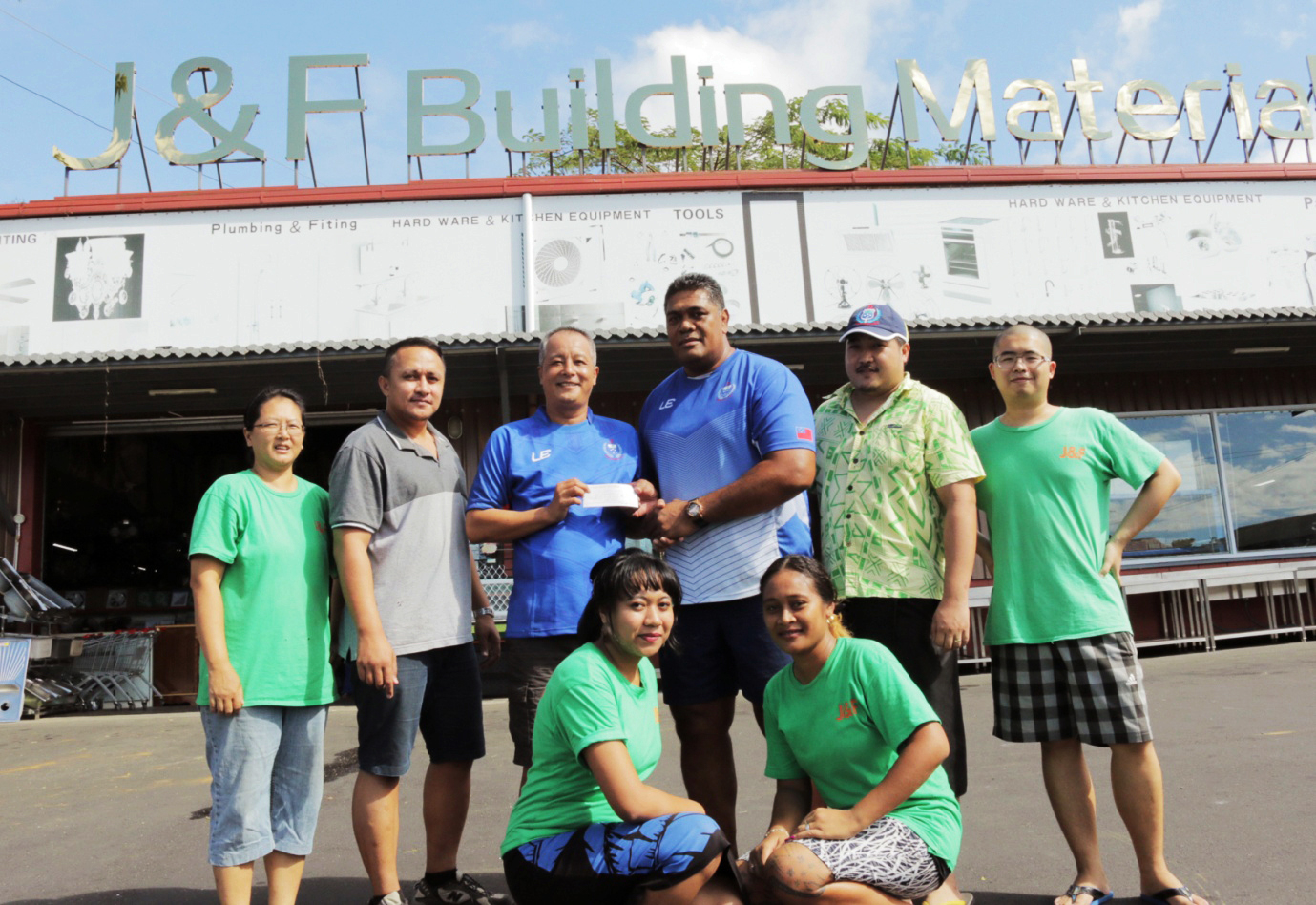 Venezuelans 'loot to eat' amid economic tailspin