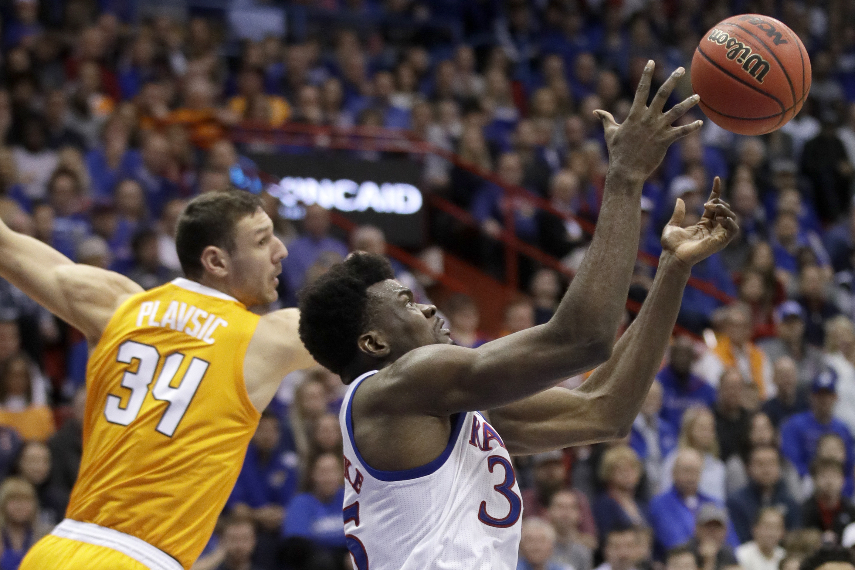 Dotson, Azubuike lift No. 3 Kansas over Tennessee 74-68