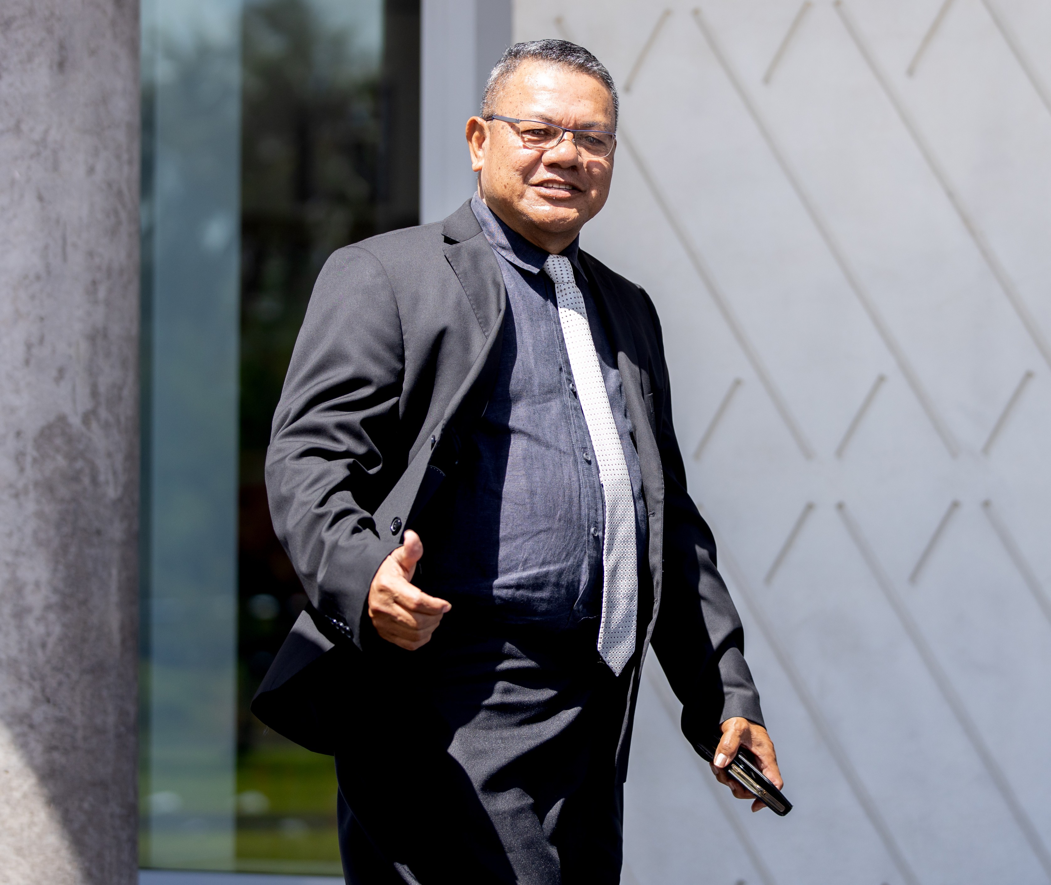 Leatinu'u airlifted to N.Z.