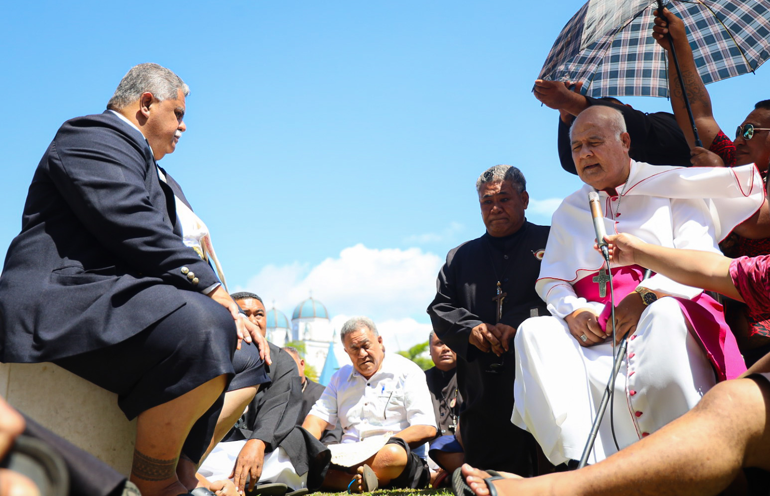 Archbishop performs ifoga in front of Govt.