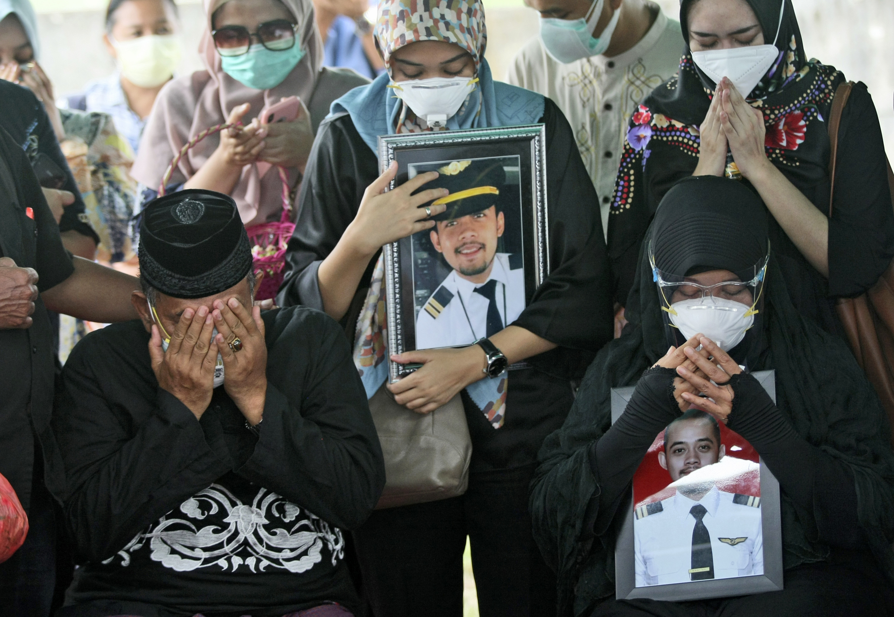 Indonesian divers find parts of crashed plane's black box
