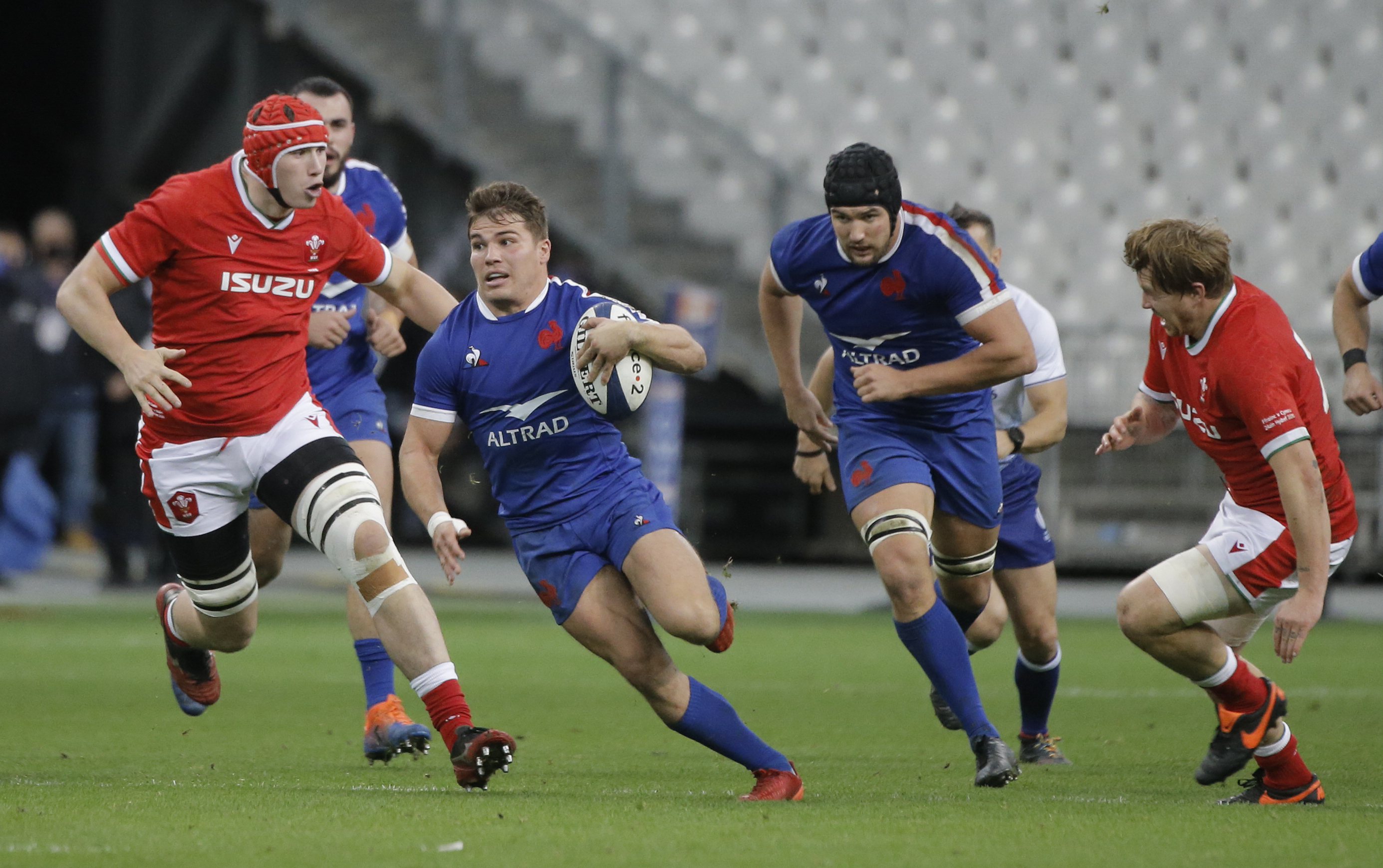 Dupont inspires France to beat Wales 38-21 in 6N warmup