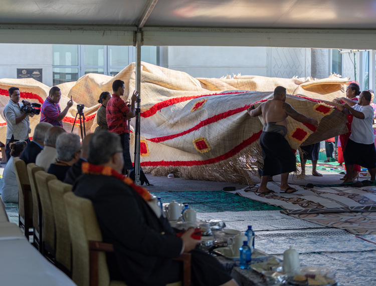 Samalaeulu, Lealatele perform traditional 'thank you'