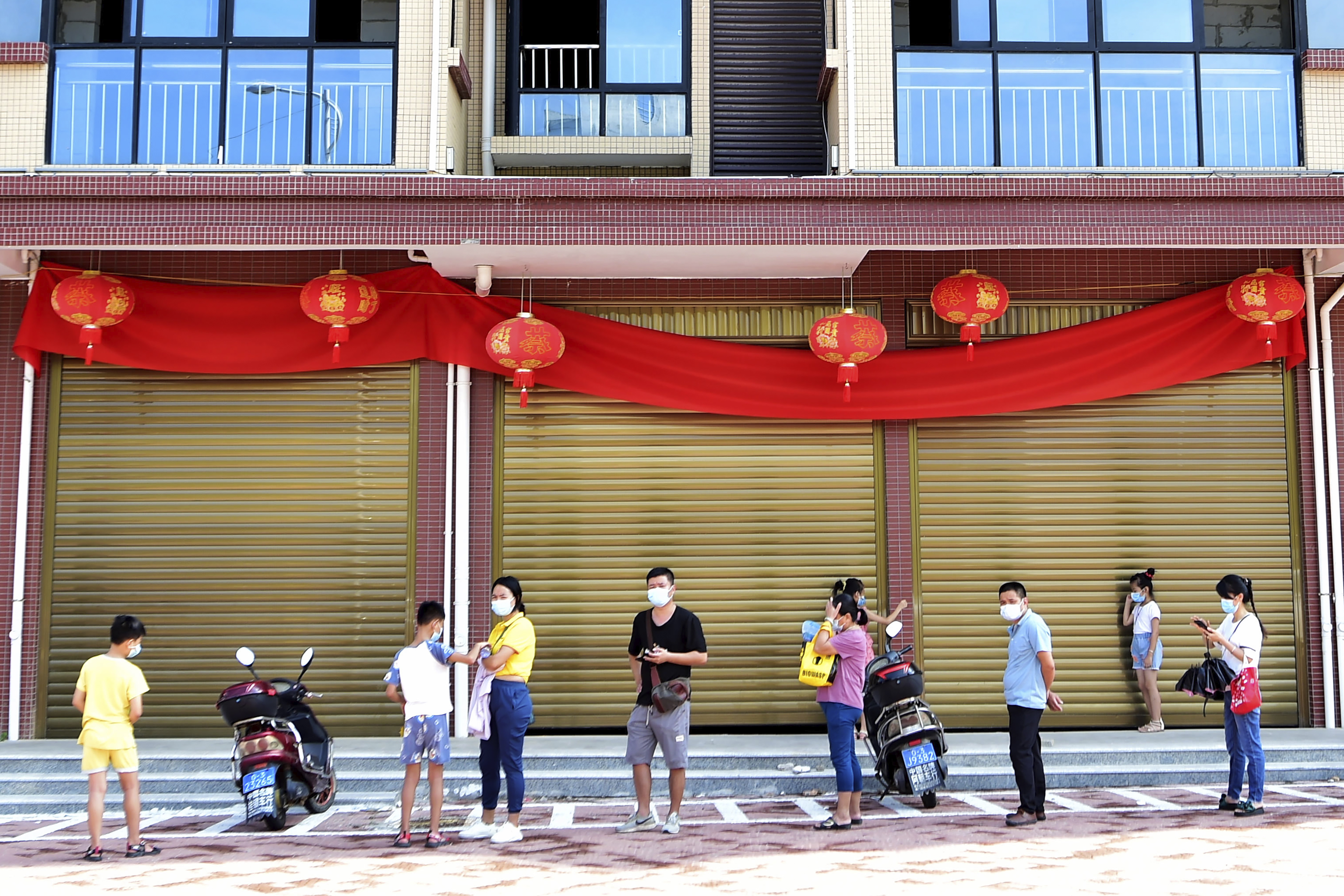 Latest: China reports 62 new cases, 1 billion vaccinated