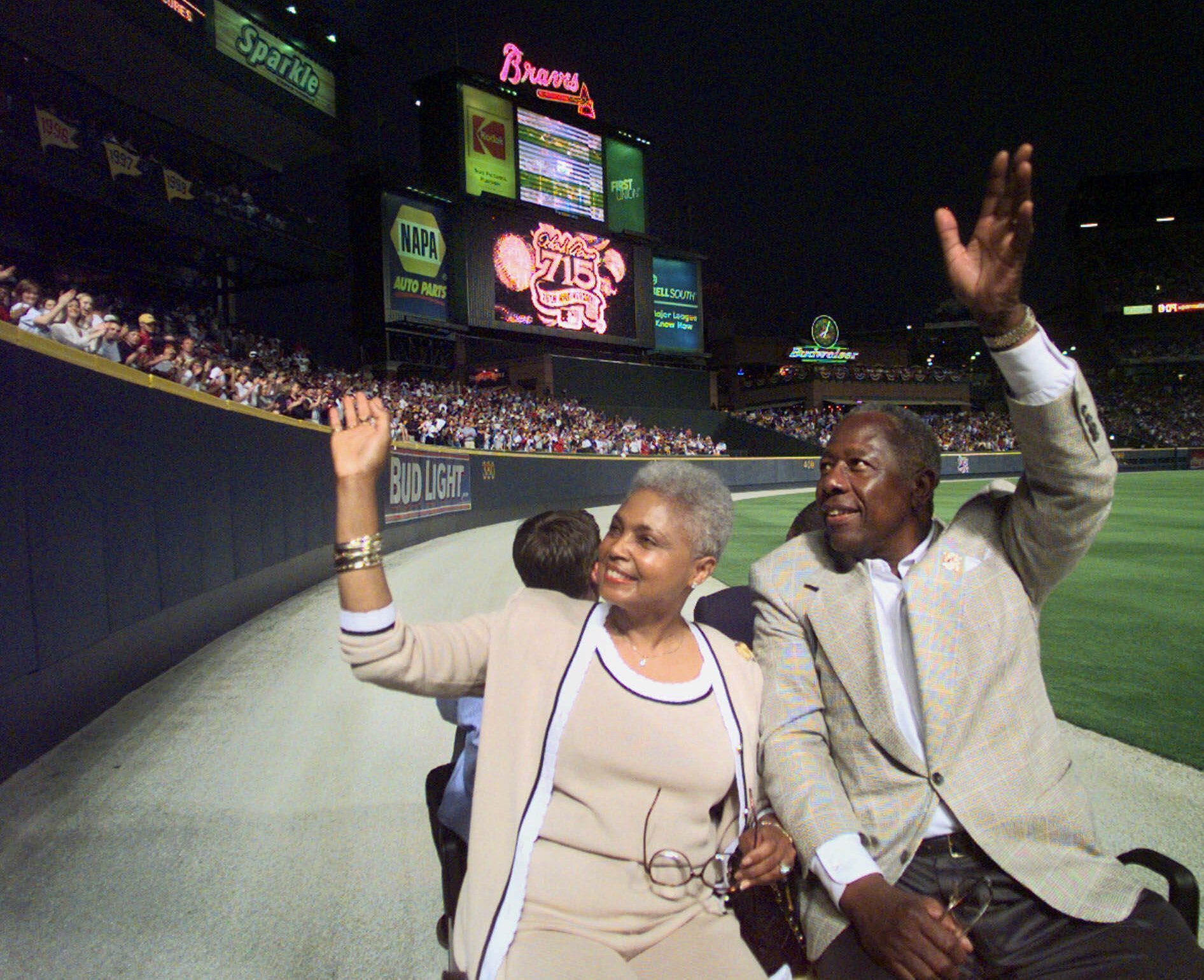 Aaron lauded for grace amid racism during home run pursuit