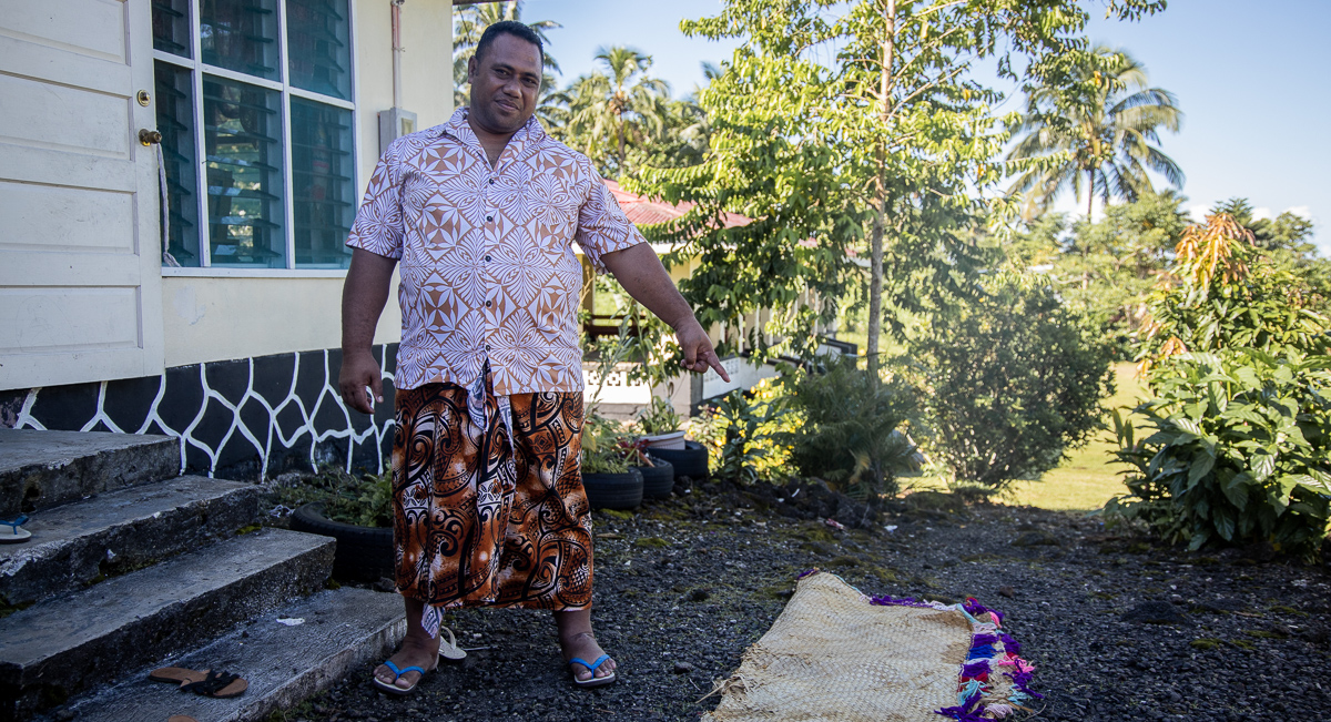 Reverend feeds prisoners before turning them in