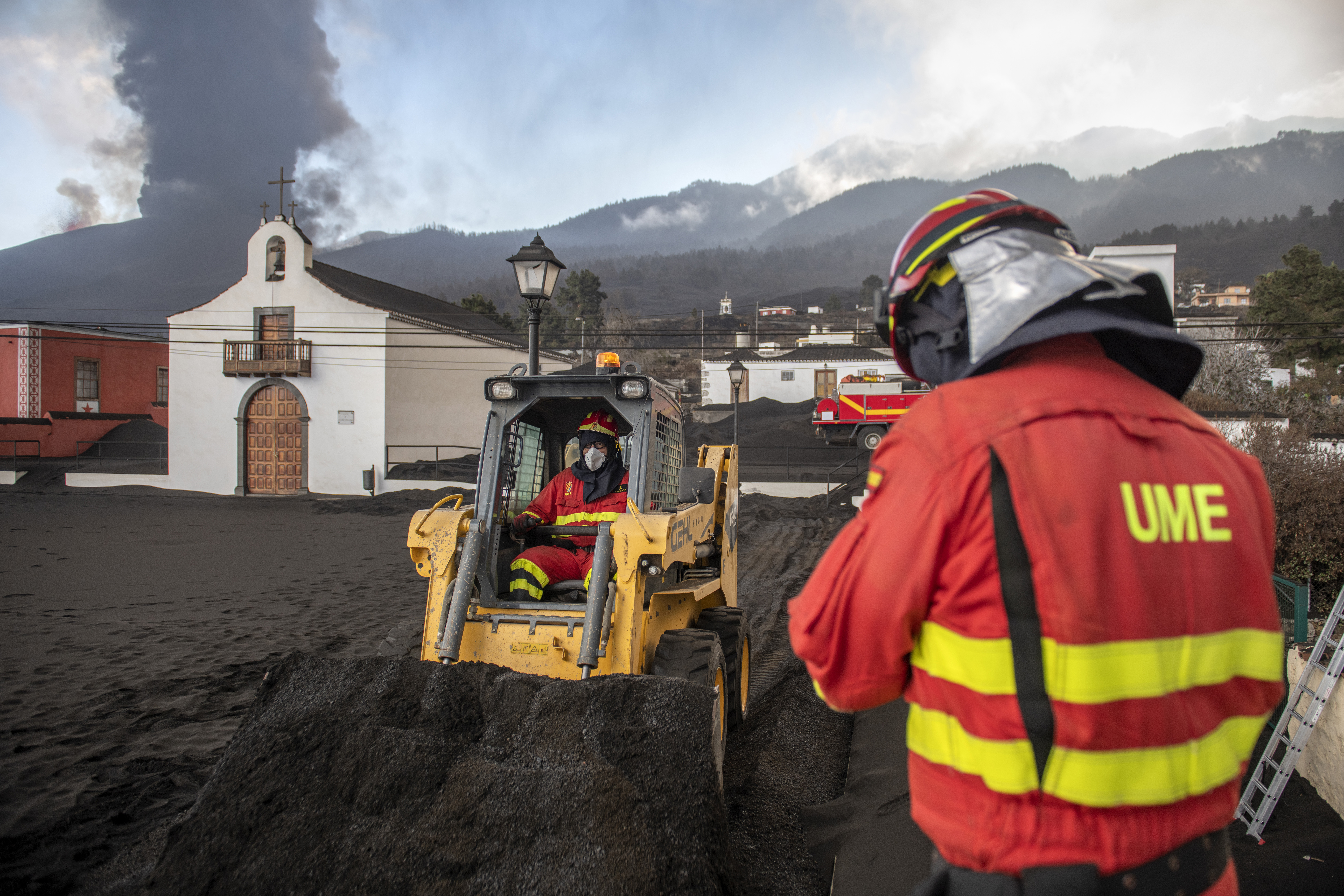 Strongest quake since volcano erupted shakes Spanish island