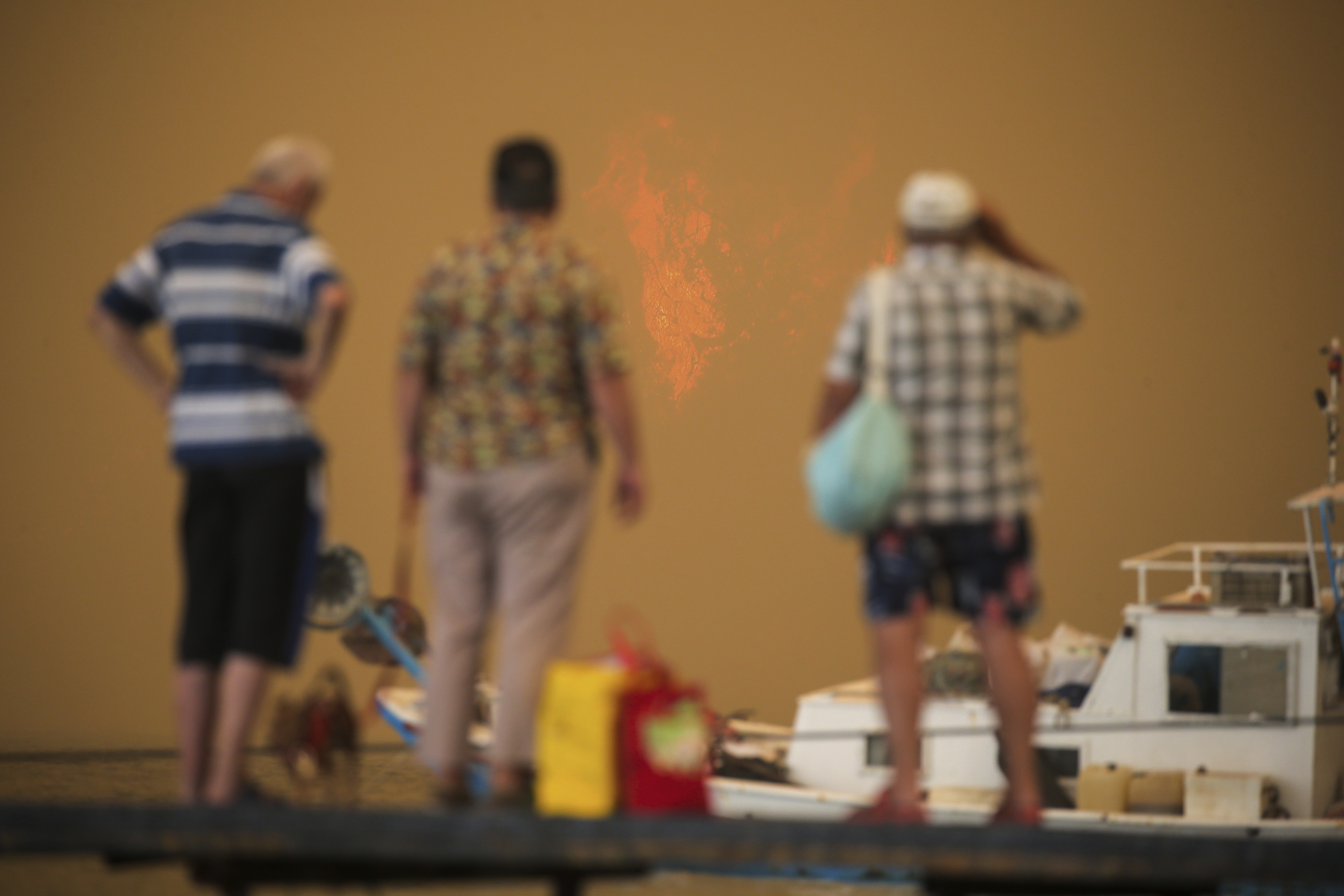 Tourists flee as wildfires threaten Turkish beach resorts