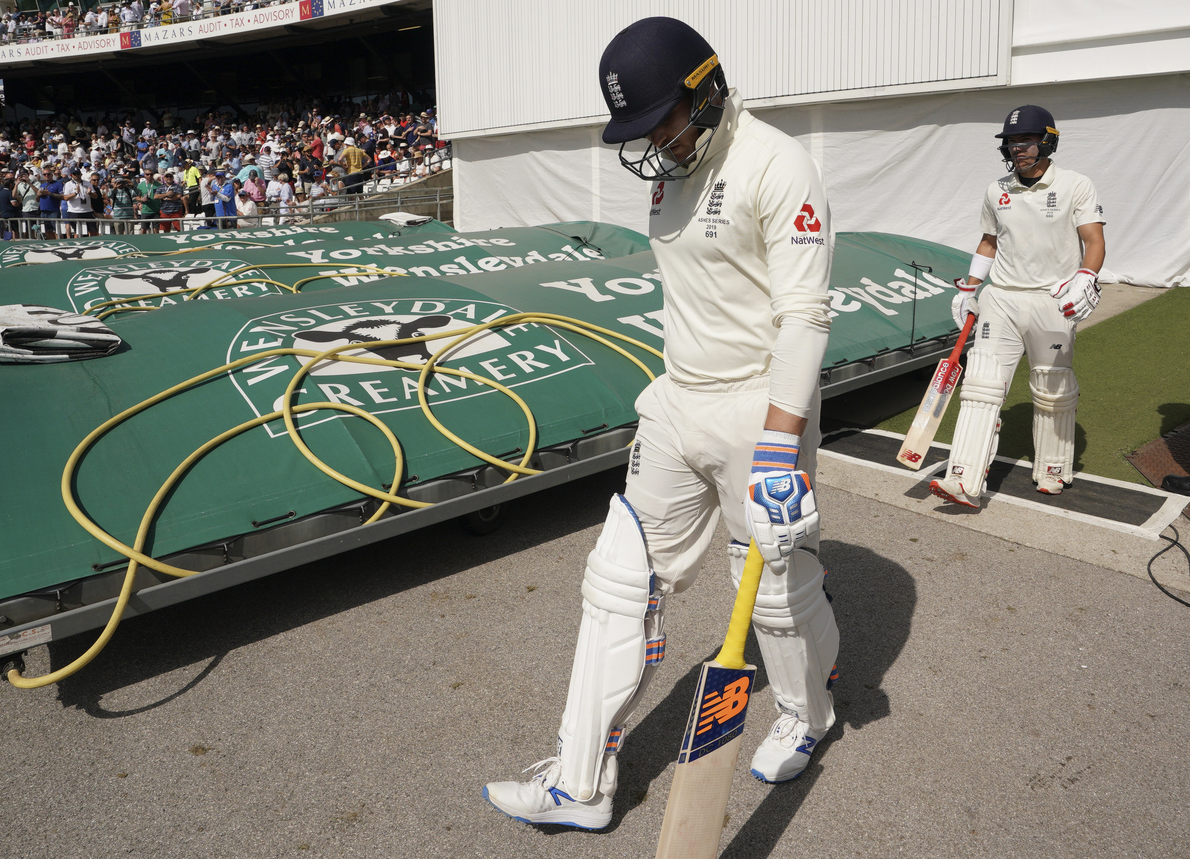 Ashes: England 90-2 chasing 359 to win 3rd test