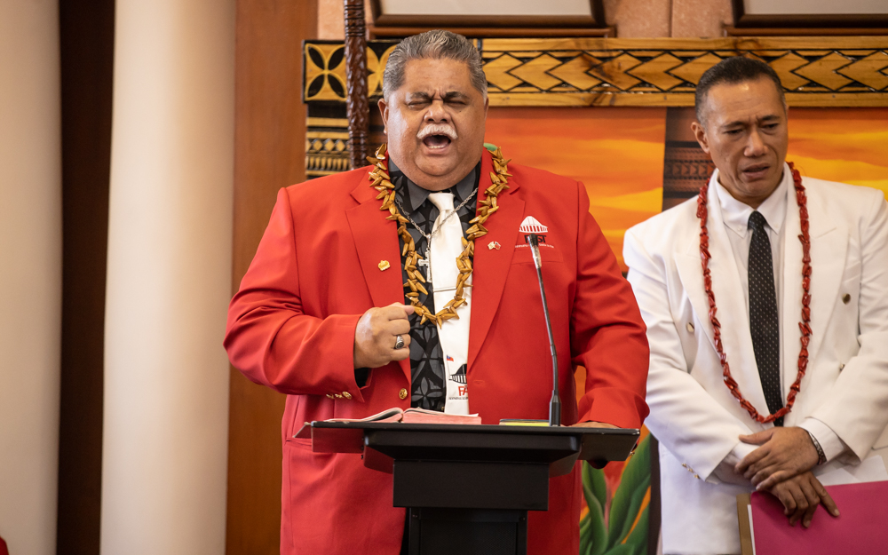 La'auli returns Tuilaepa's serve 