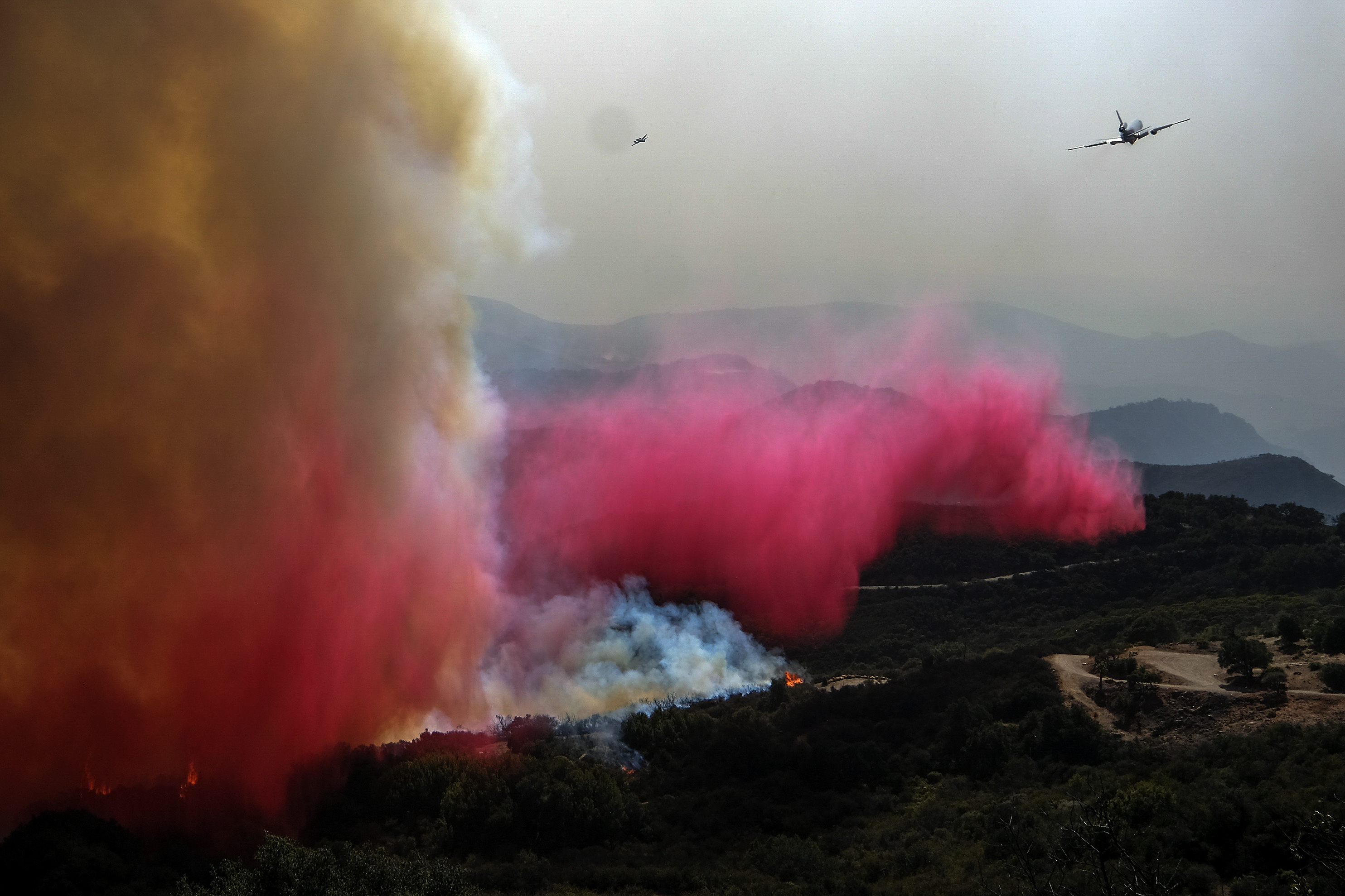 Calmer winds aid firefighters battling California blaze