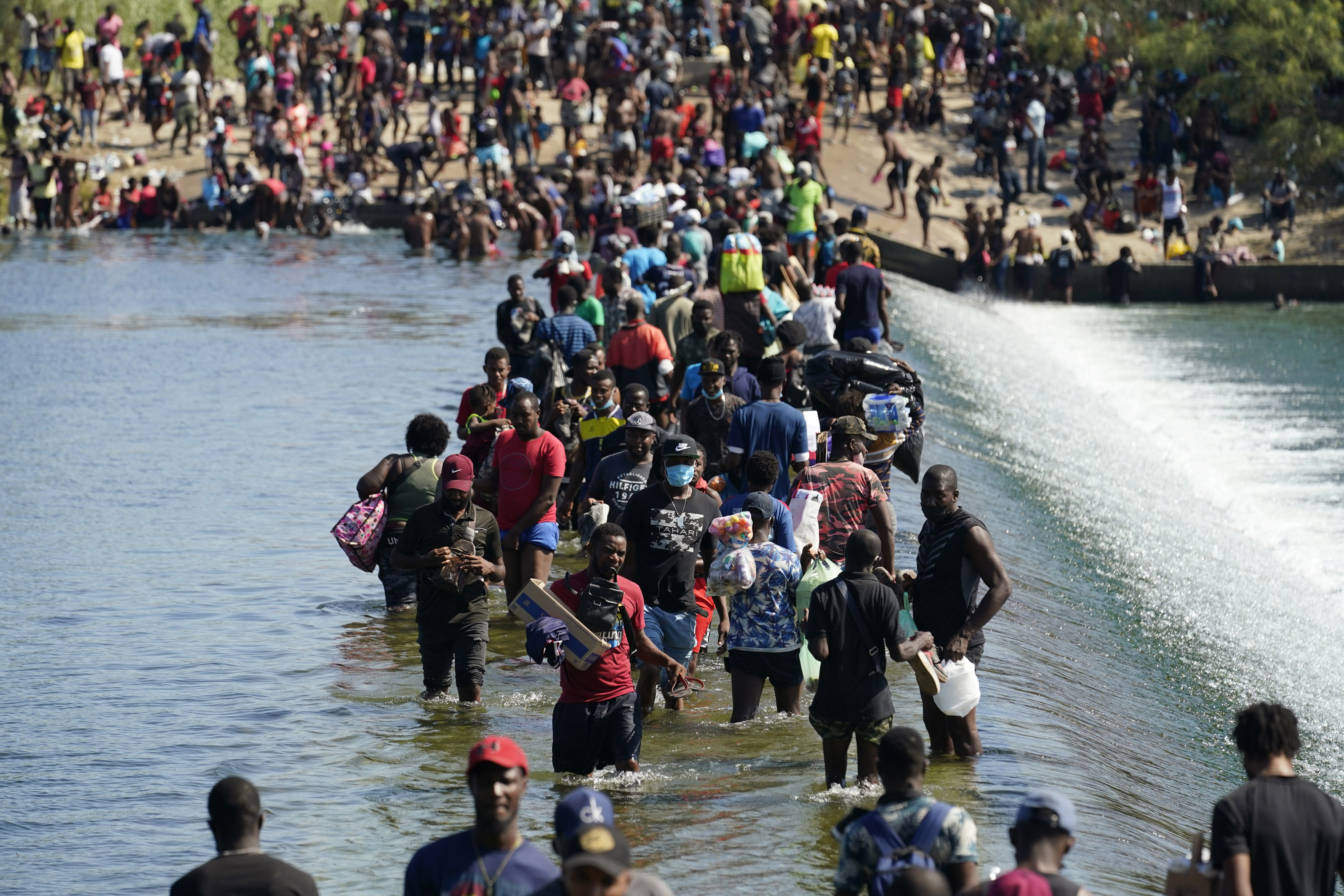 Thousands of Haitian migrants converge on Texas border town
