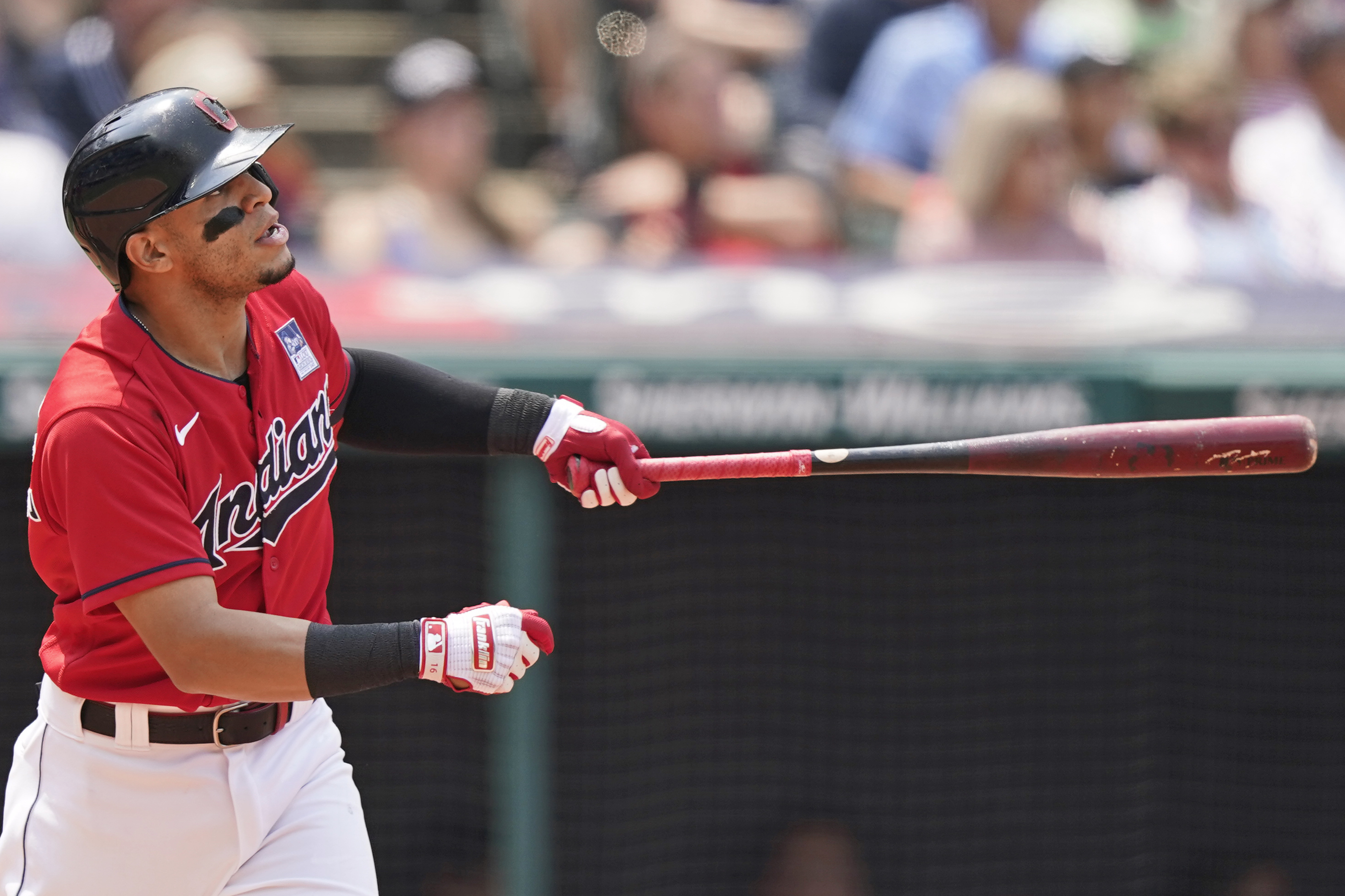 AP source: Indians trading 2B Hernandez to White Sox