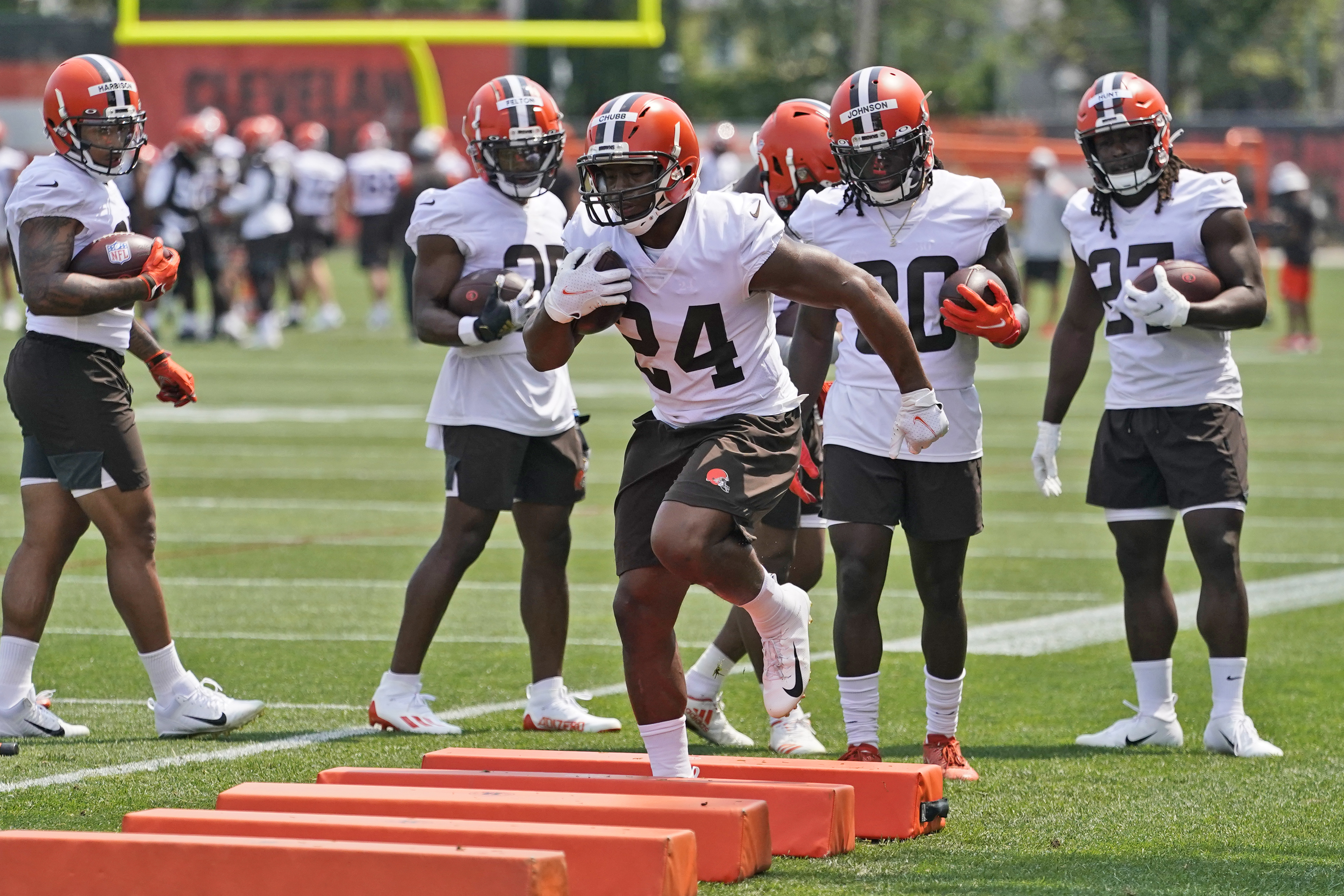 AP source: Browns, RB Nick Chubb agree to 3-year extension