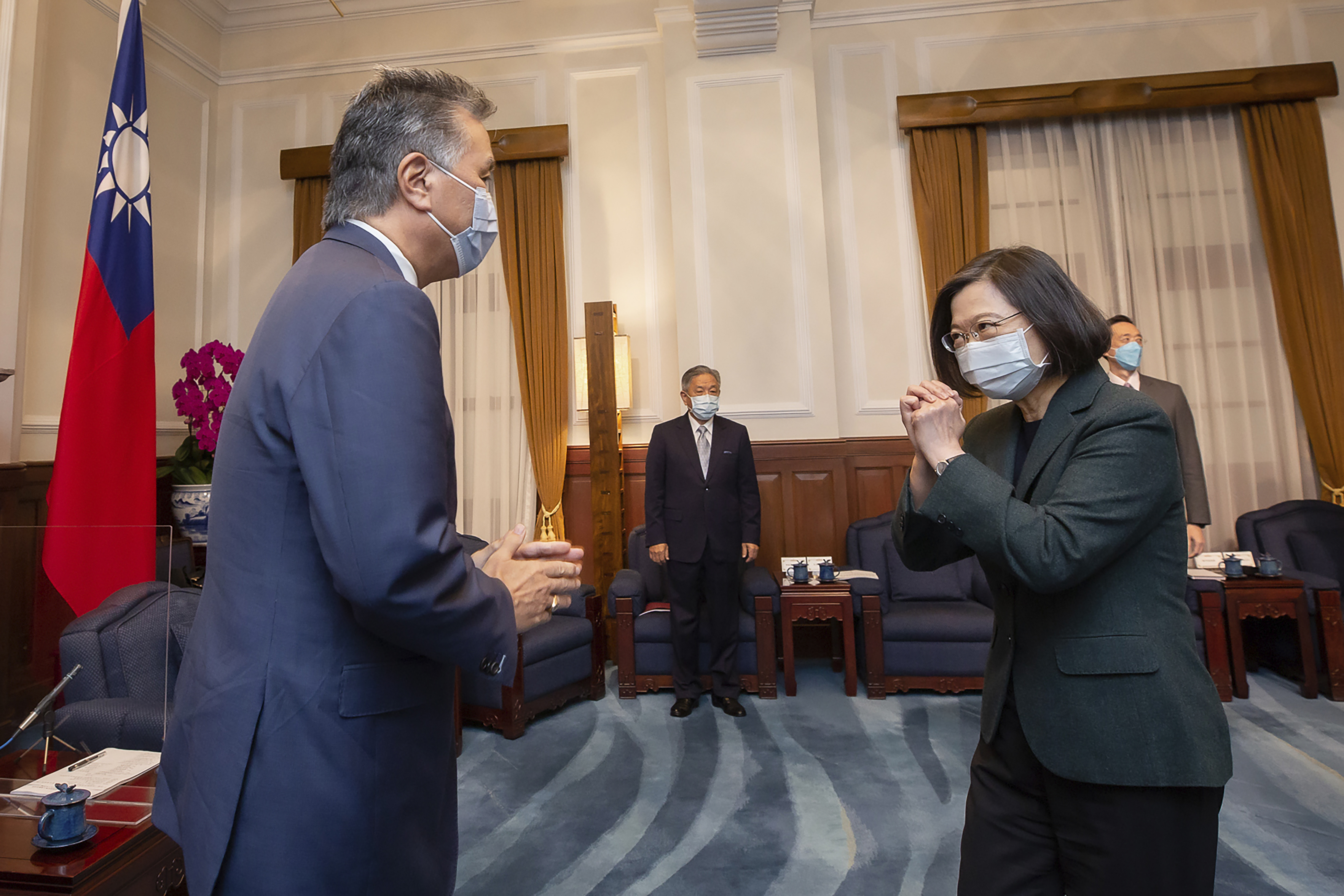 US lawmakers meet with Taiwan president in surprise visit