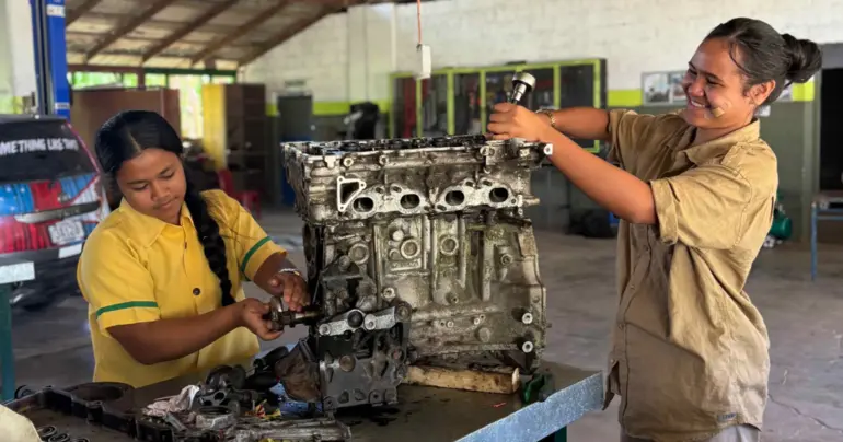 Schoolgirls drive change in electric transport