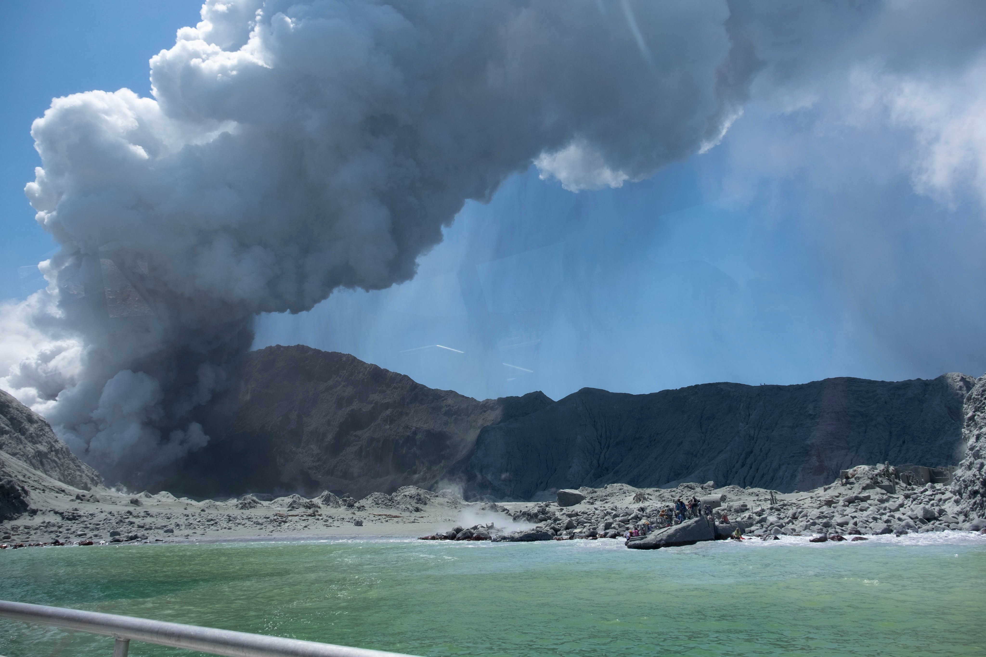 Increased activity on New Zealand volcano stymies recovery