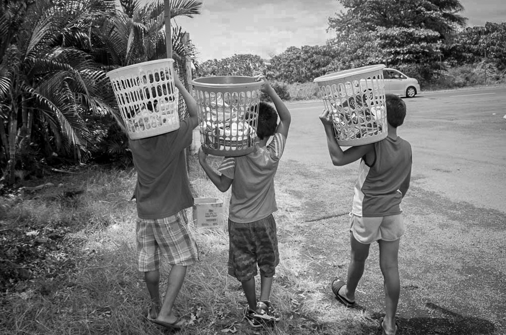 Children hit the streets of Savai’i to sell for families