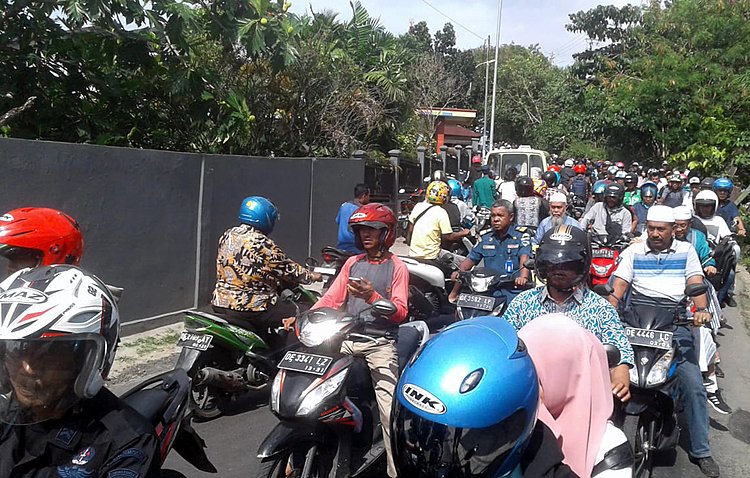 Earthquake shakes eastern Indonesia, kills at least 1