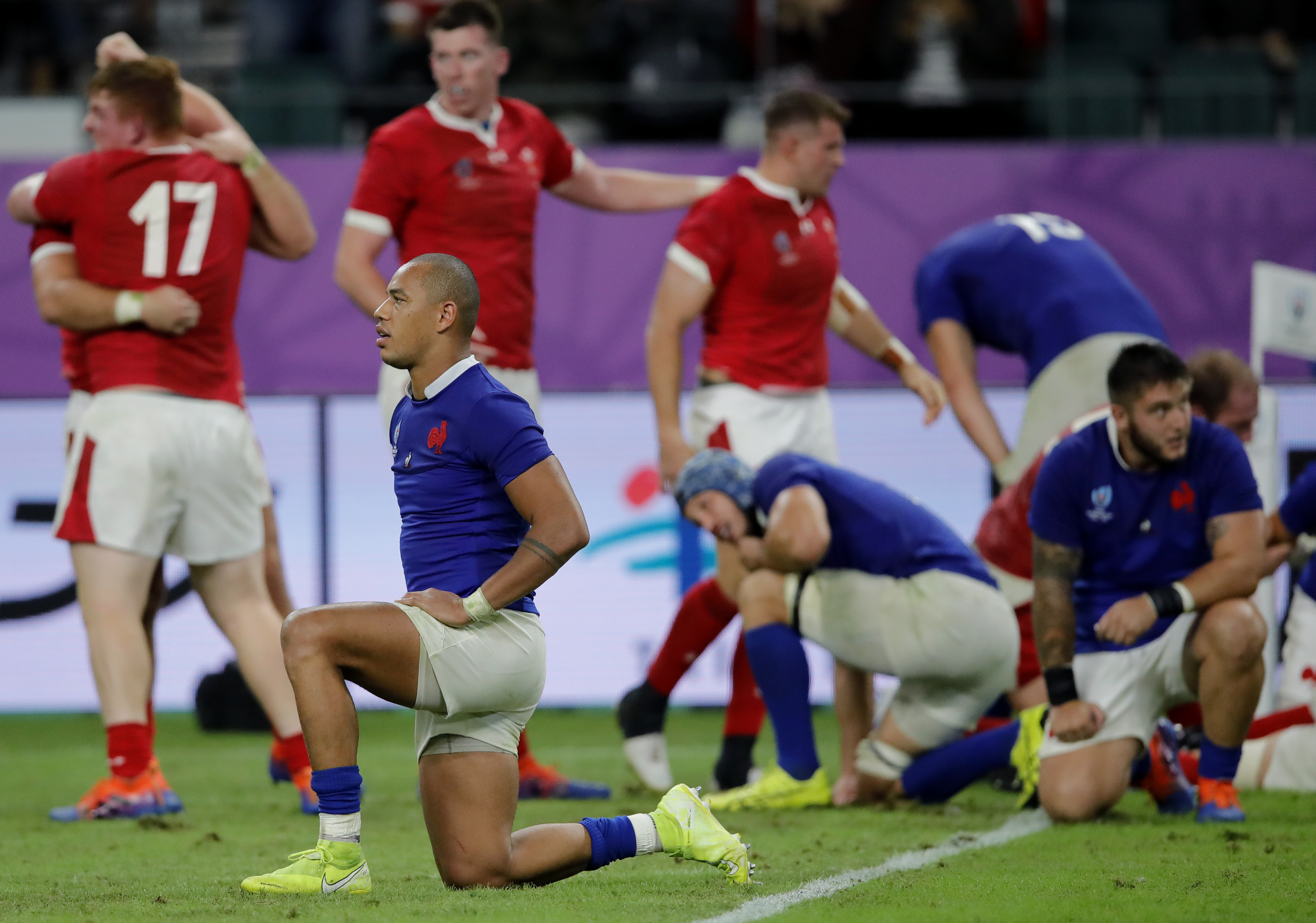 Wales rallies to beat 14-man France, reach World Cup semis