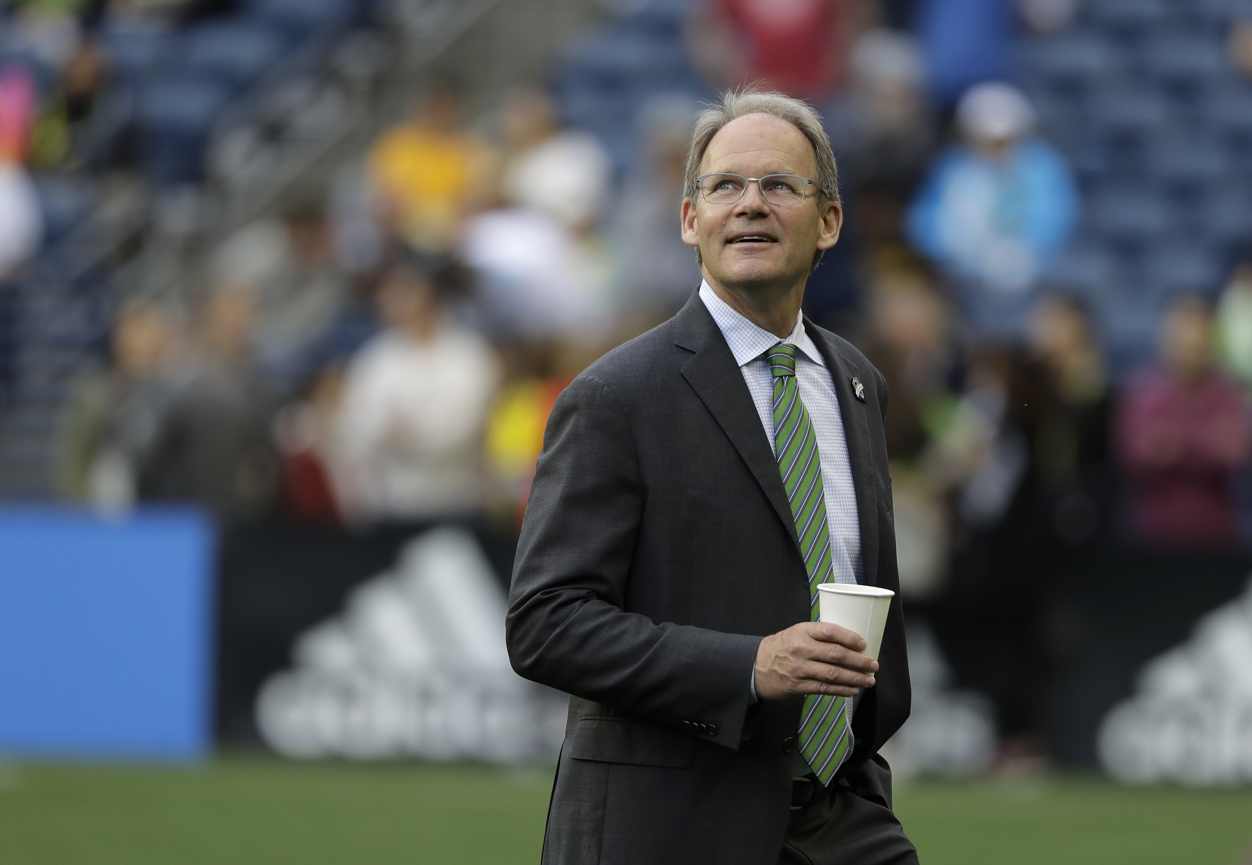 Sounders sign coach Brian Schmetzer to multiyear extension
