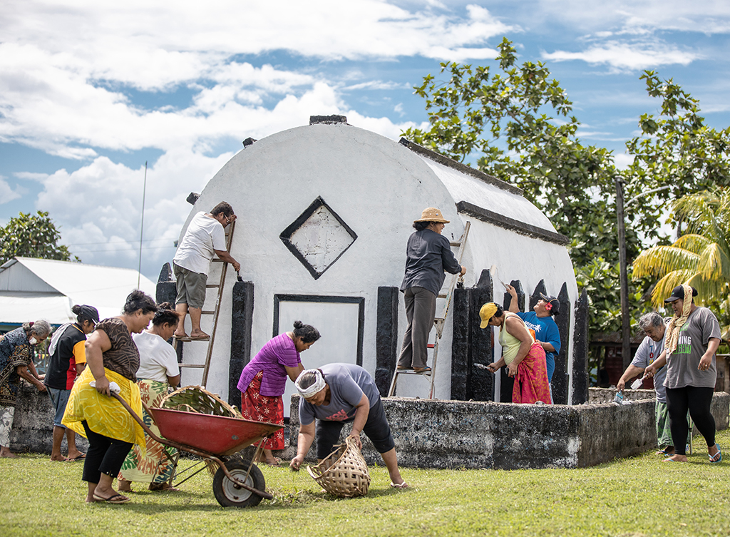 Mothers unite to clean around family tomb in Apia