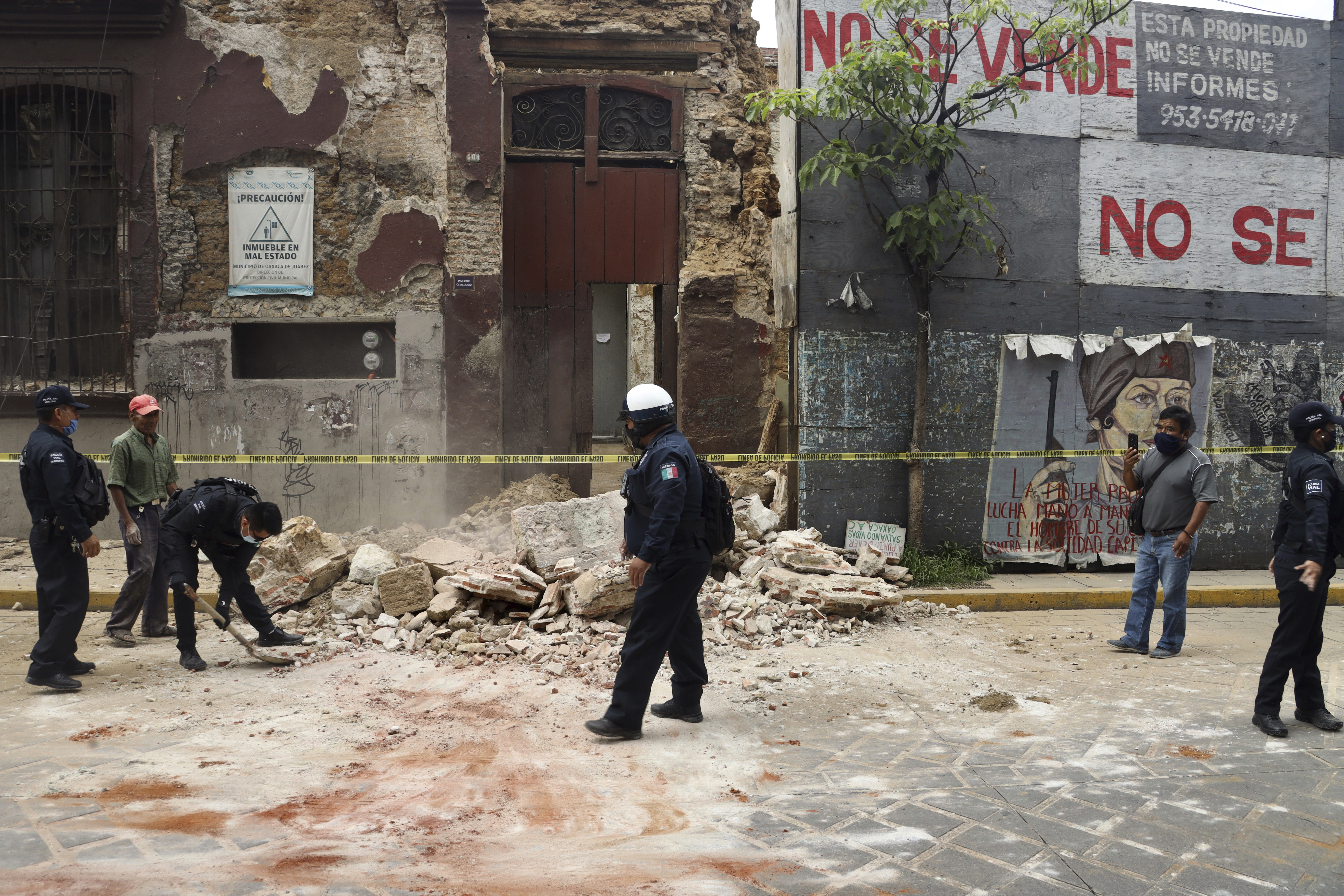Powerful earthquake shakes southern Mexico, at least 4 dead