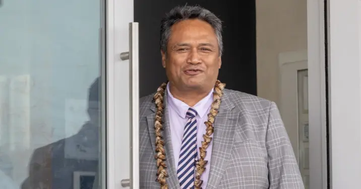 A moment in limelight for Toelupe and the chair that wasn't there