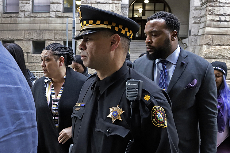 Defense asks for cop's acquittal on murder in teen's death