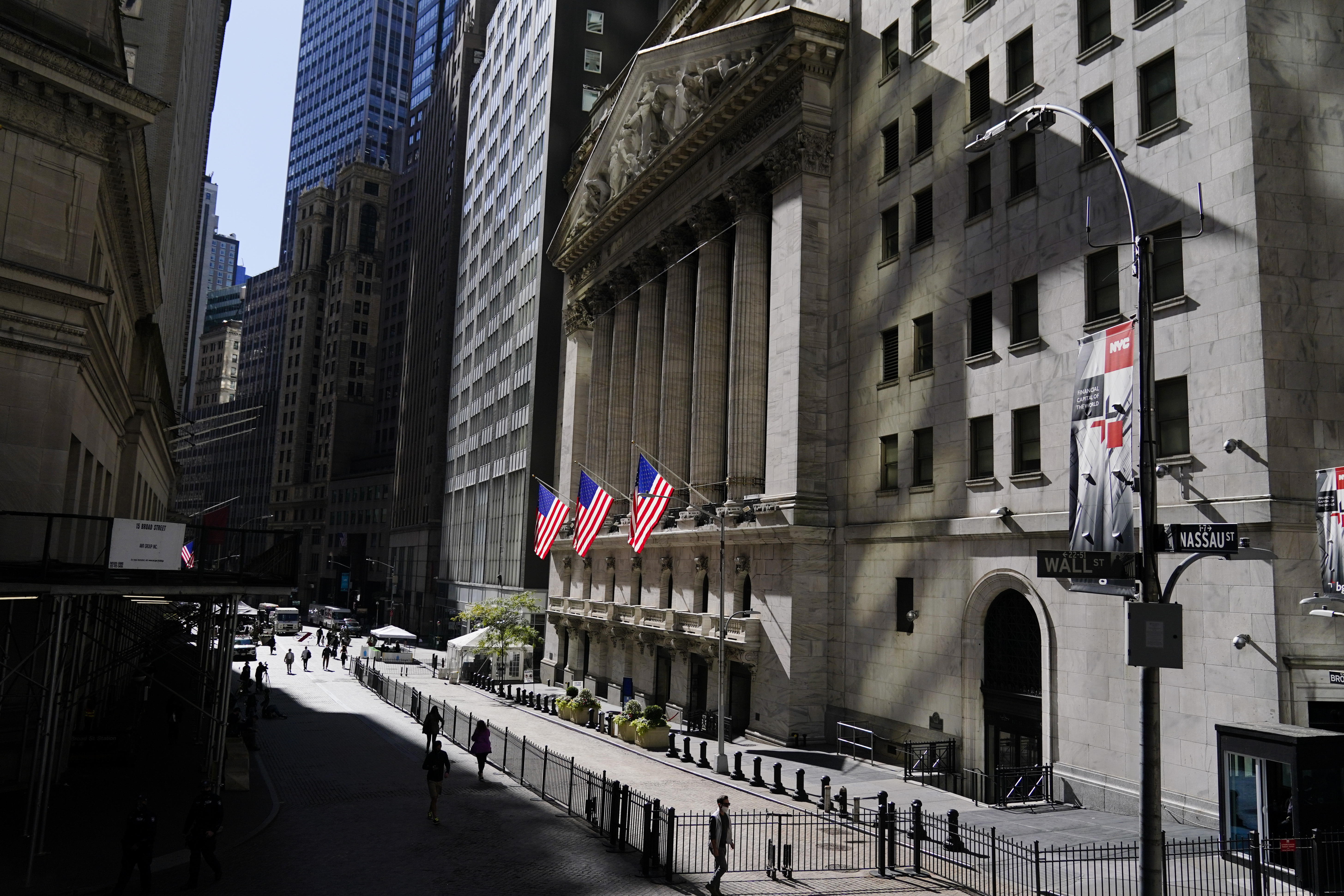 US stocks wobble over stimulus hopes, social media shines